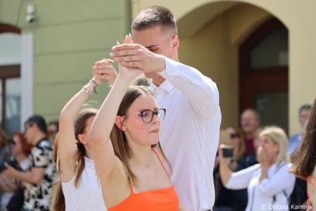 Kamnik danes v znamenju maturantske četvorke, v kateri je zaplesalo preko 200 maturantk in maturantov (99)